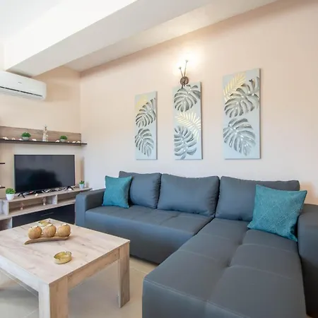 Apartment Tina's By 
